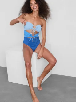 Bañador tipo bandeau con aberturas