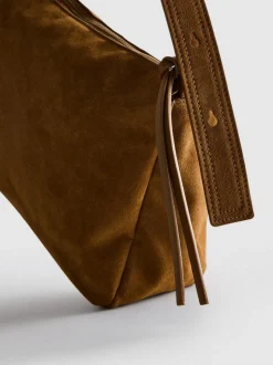 Bandolera con solapa de ante de The Edit