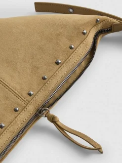 Bandolera con tachuelas