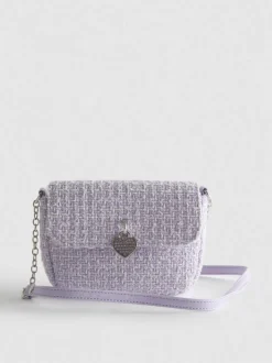 Bandolera de bouclé con colgante de corazón
