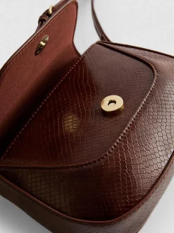 Bandolera pequeña con solapa