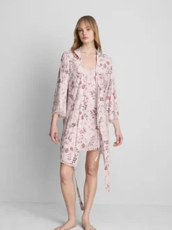 Bata floral con alto porcentaje de modal