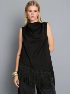 Blusa asimétrica con flecos y cuello drapeado