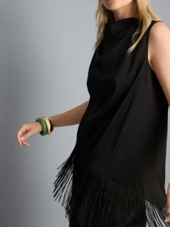 Blusa asimétrica con flecos y cuello drapeado