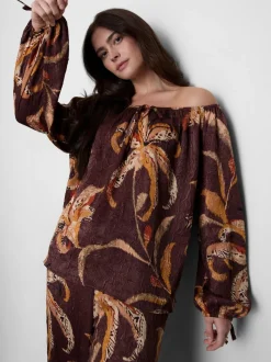 Blusa bardot de raso efecto arrugado con flores