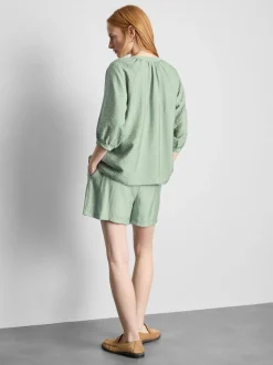 Blusa con cuello de pico y manga 3/4