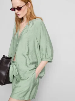 Blusa con cuello de pico y manga 3/4