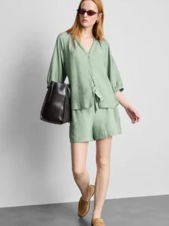 Blusa con cuello de pico y manga 3/4