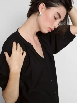 Blusa con cuello de pico y manga 3/4