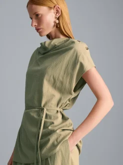 Blusa con cuello drapeado y lazada