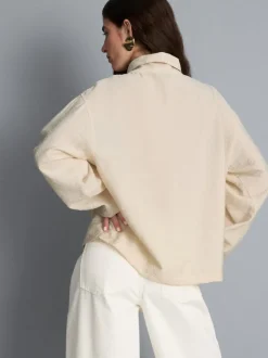 Blusa con detalle de botones y cuello alto