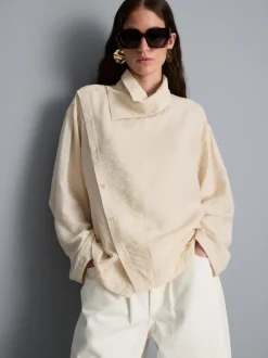 Blusa con detalle de botones y cuello alto