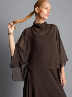 Blusa de cuello alto con capa