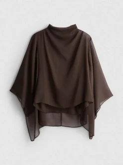 Blusa de cuello alto con capa