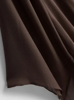 Blusa de cuello alto con capa