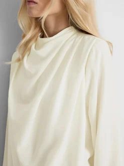 Blusa de cuello alto con capa By Coleen