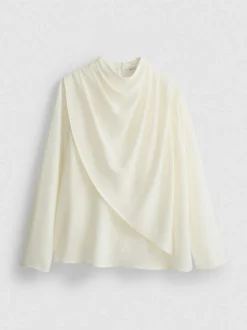 Blusa de cuello alto con capa By Coleen