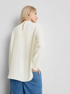 Blusa de cuello alto con capa By Coleen