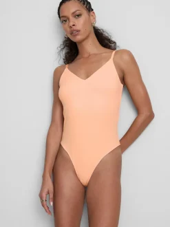 Body con tirantes y cuello de pico