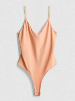 Body con tirantes y cuello de pico