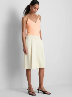 Body con tirantes y cuello de pico