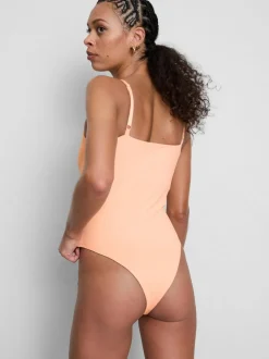 Body con tirantes y cuello de pico