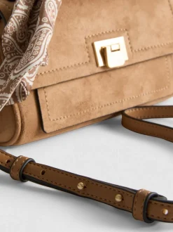 Bolso con asa forrada de pañuelo