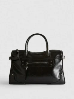 Bolso con asa superior y detalle de hebilla