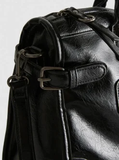 Bolso con asa superior y detalle de hebilla