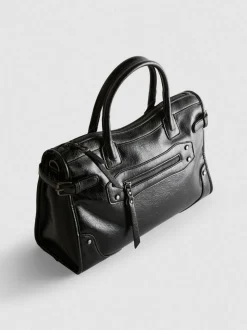 Bolso con asa superior y detalle de hebilla