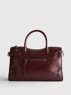 Bolso con asa superior y detalle de hebilla