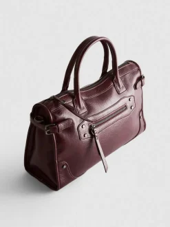 Bolso con asa superior y detalle de hebilla