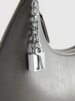 Bolso de hombro con colgante de candado