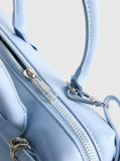 Bolso de hombro con detalle de ojales