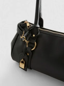 Bolso de hombro con detalle de candado