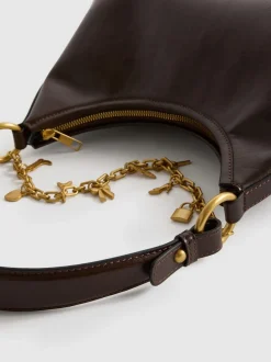Bolso de hombro con detalle de colgantes