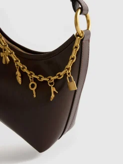 Bolso de hombro con detalle de colgantes
