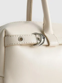 Bolso de hombro con detalle de ojales