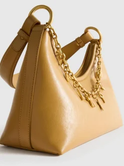 Bolso de hombro con detalle de colgantes