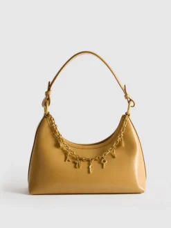 Bolso de hombro con detalle de colgantes
