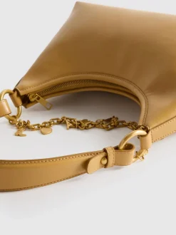 Bolso de hombro con detalle de colgantes