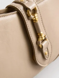 Bolso de hombro con detalle metálico