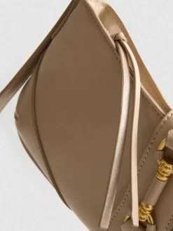 Bolso de hombro con detalle metálico
