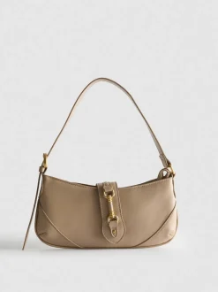 Bolso de hombro con detalle metálico