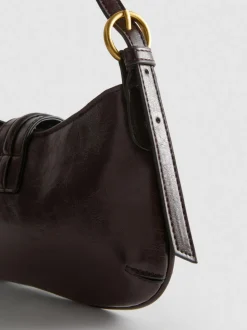 Bolso de hombro con detalle metálico