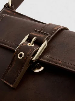 Bolso de hombro con hebilla y bolsillo