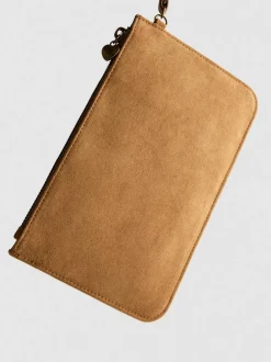 Bolso de mano con muñequera y tachuelas de corazón