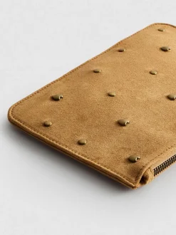 Bolso de mano con muñequera y tachuelas de corazón