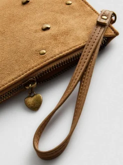 Bolso de mano con muñequera y tachuelas de corazón