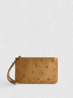 Bolso de mano con muñequera y tachuelas de corazón